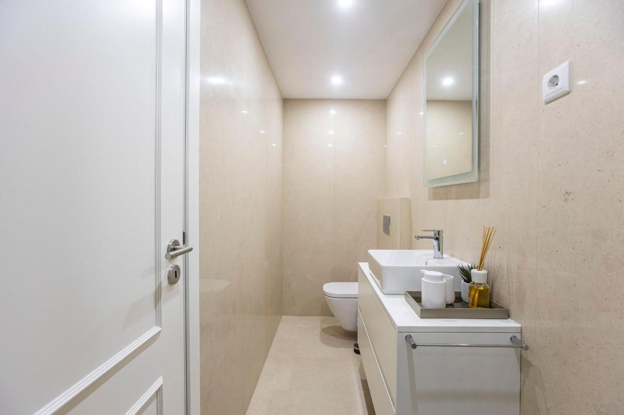 City Center 2Br Flat W/ Ac By Lovelystay Porto Ngoại thất bức ảnh